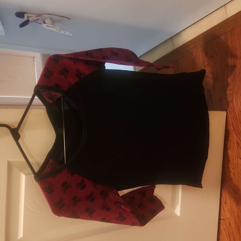 Rue 21 skull Print Thermal Sleeve T-shirt